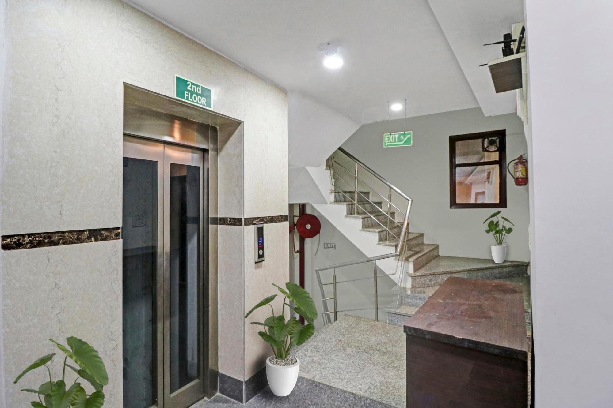 Hotel Stay House New Delhi Bagian luar foto